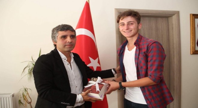 Kaymakam Turan'dan öğrencilere kitap hediyesi 